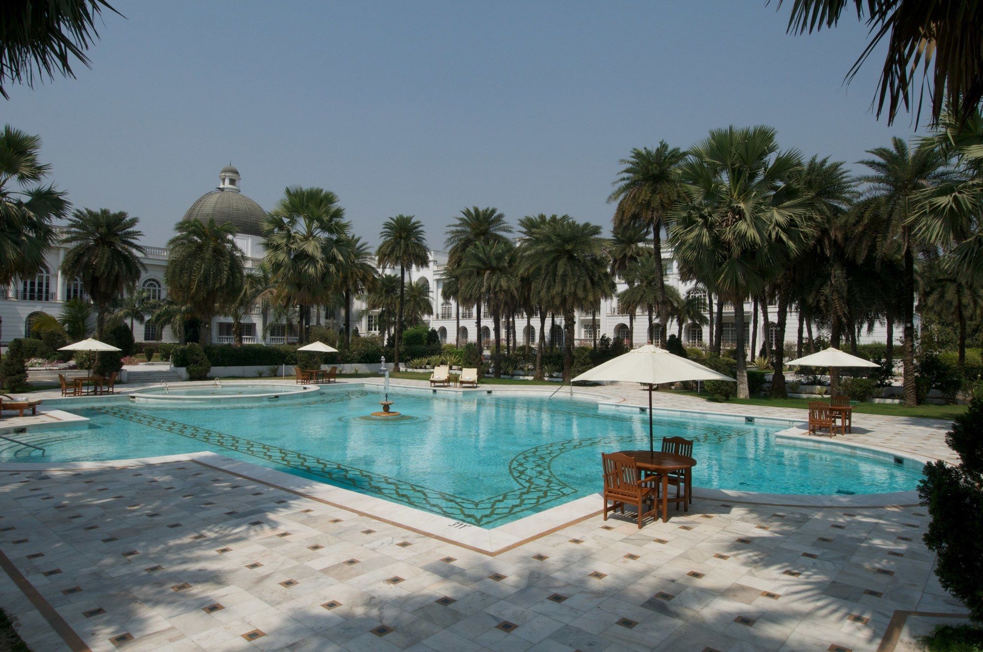 Taj Mahal Lucknow Hotel ภายนอก รูปภาพ